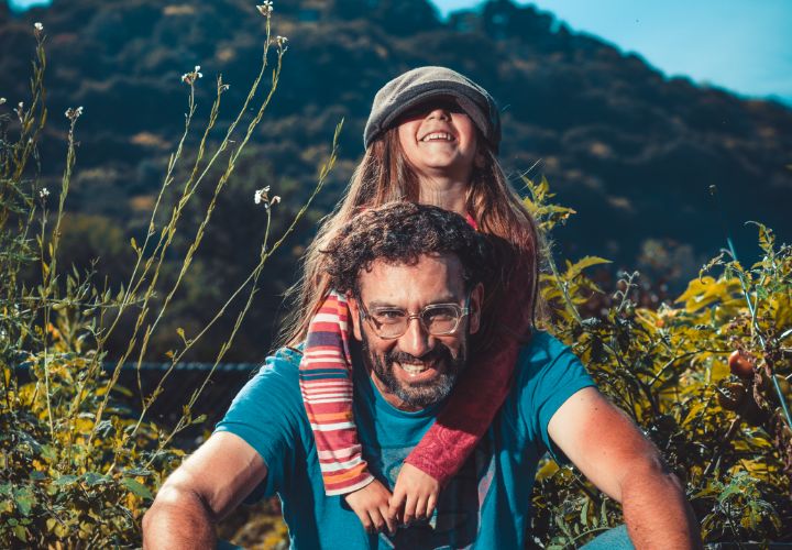 Une enfant et son père qui font des grimaces.